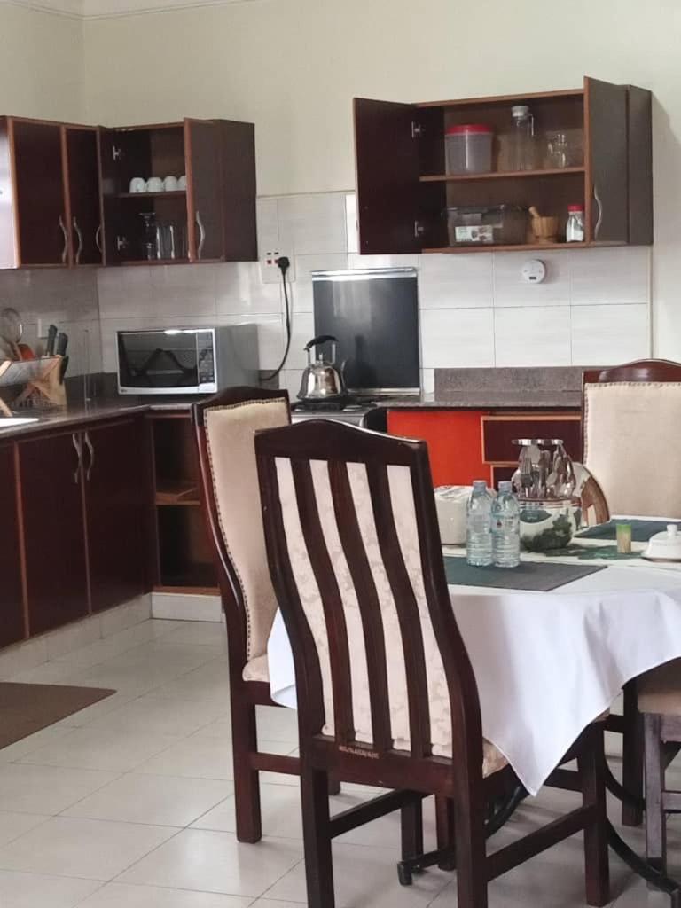 The Abode Apartments Lake View & Breakfast Suite Near Beach Entebbe Exteriér fotografie