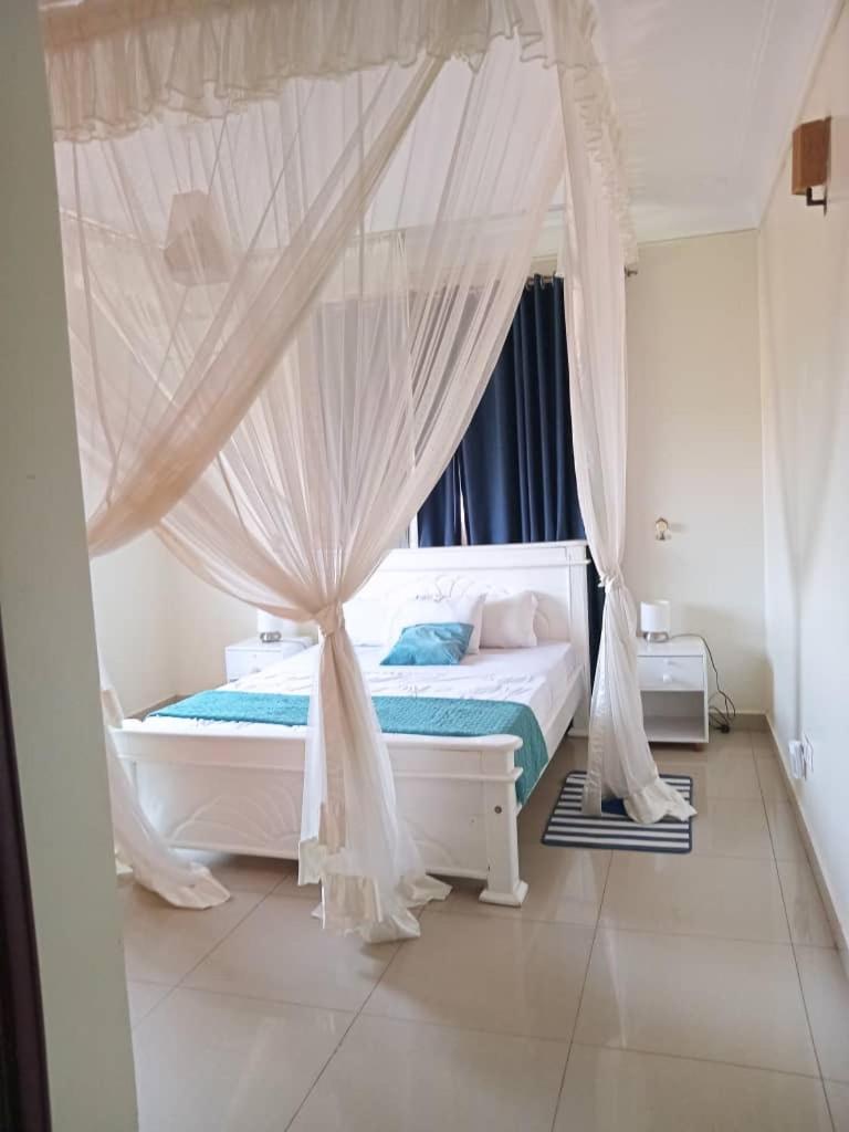 The Abode Apartments Lake View & Breakfast Suite Near Beach Entebbe Exteriér fotografie